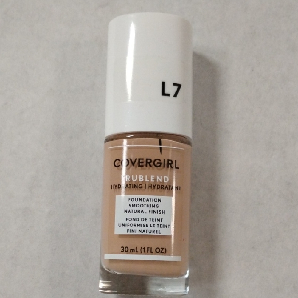 New Covergirl TruBlend Hydrating Foundation - L7